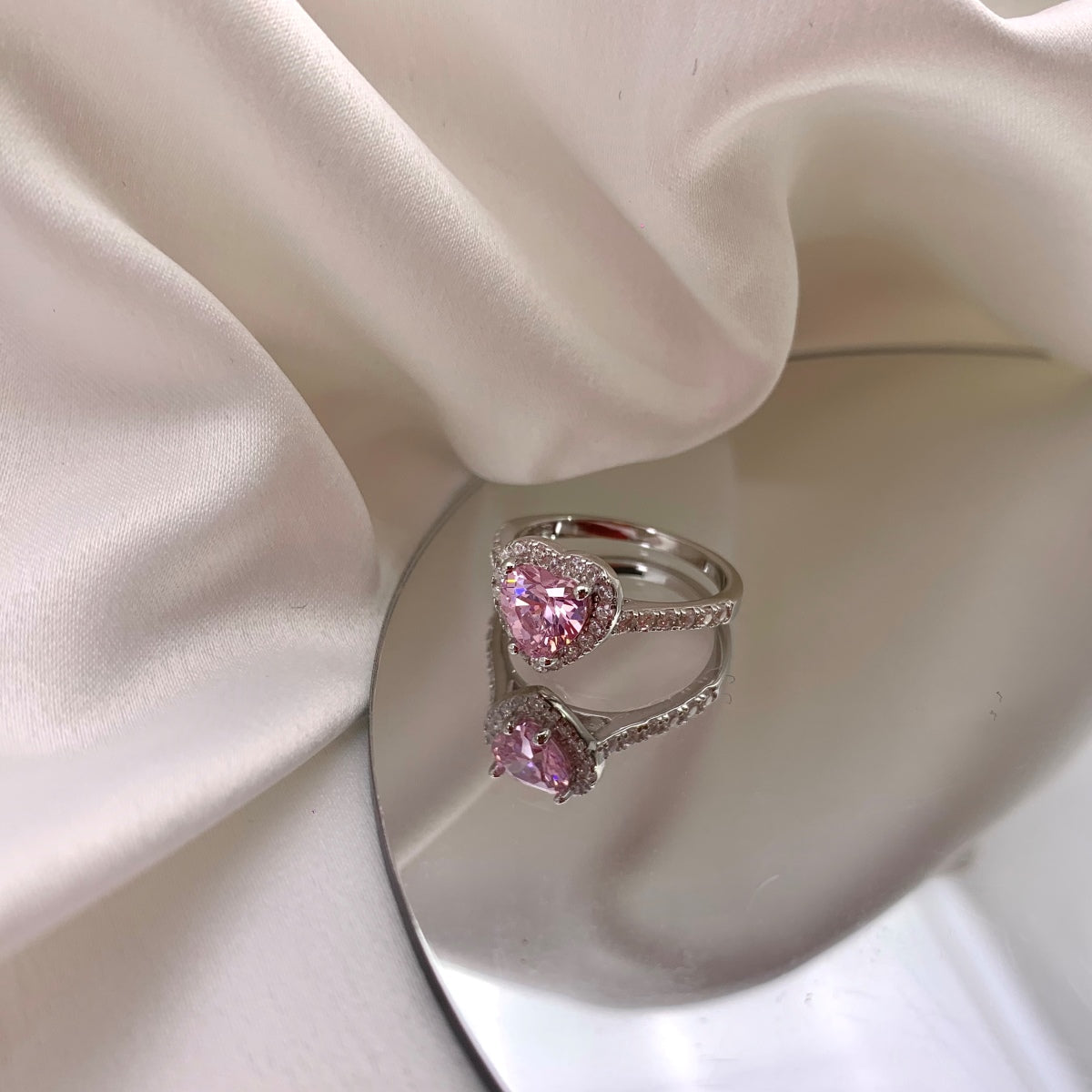 [Joyas Regalia] Anillo romántico con forma de corazón y efecto salpicado de eternidad