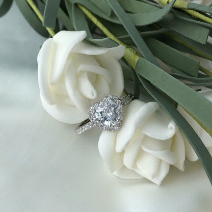 [Joyas Regalia] Anillo romántico con forma de corazón y efecto salpicado de eternidad