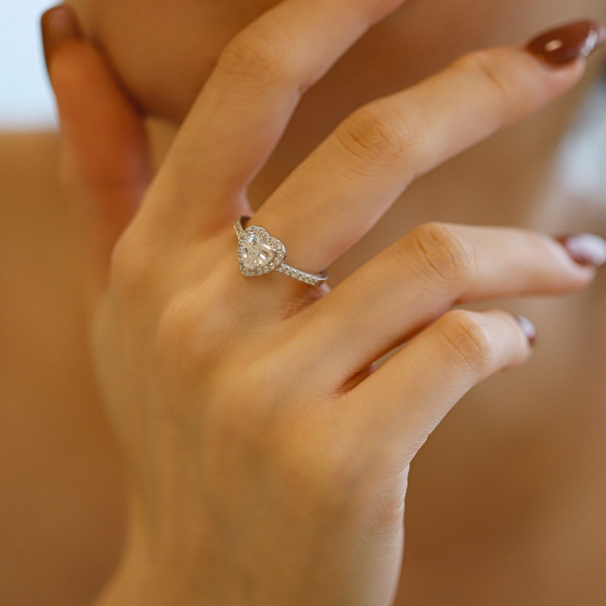 [Joyas Regalia] Anillo romántico con forma de corazón y efecto salpicado de eternidad