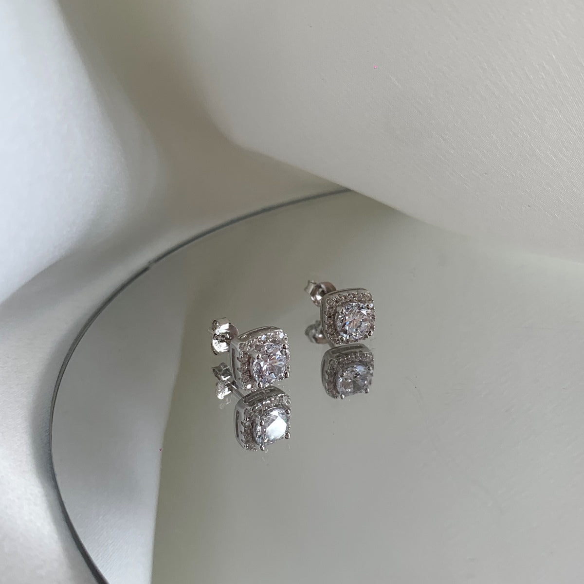 [Regalia jewelry]Classic Round Center Stone Stud Earrings