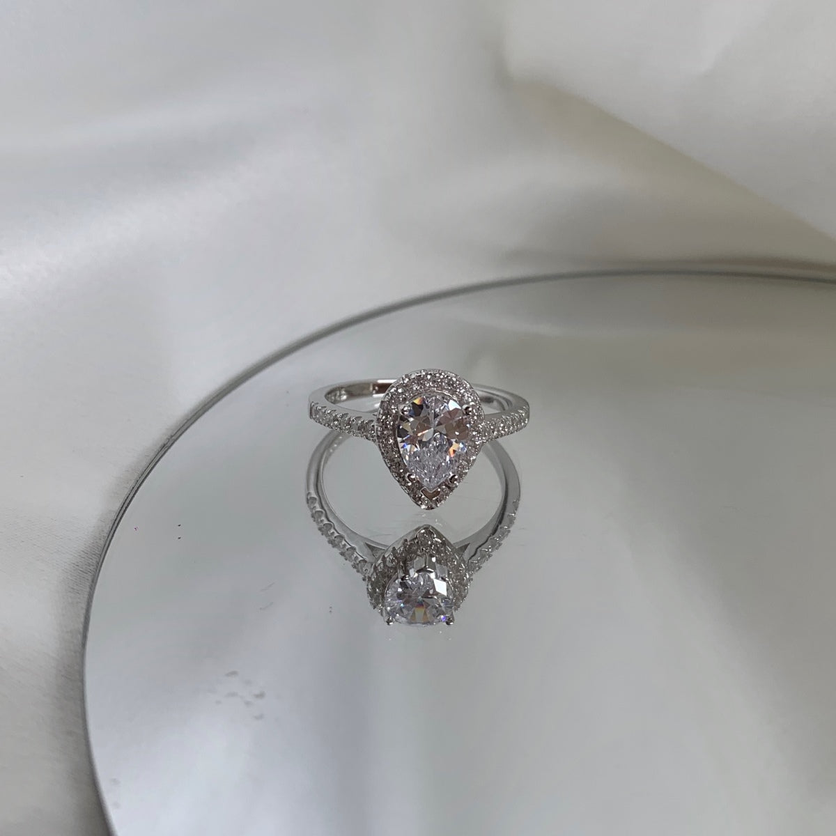 [Joyas Regalia] Anillo de bodas lujoso y resplandeciente de 1 quilate con forma de gota de agua