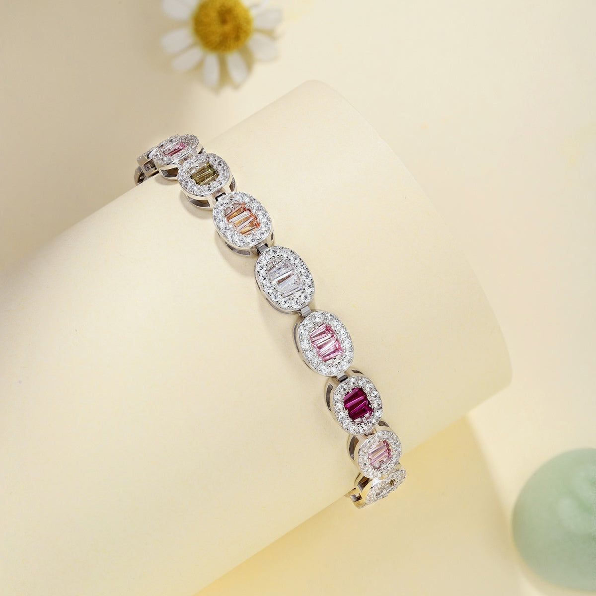[Bijoux Regalia] Bracelet quotidien exquis en émeraude taillée ornée