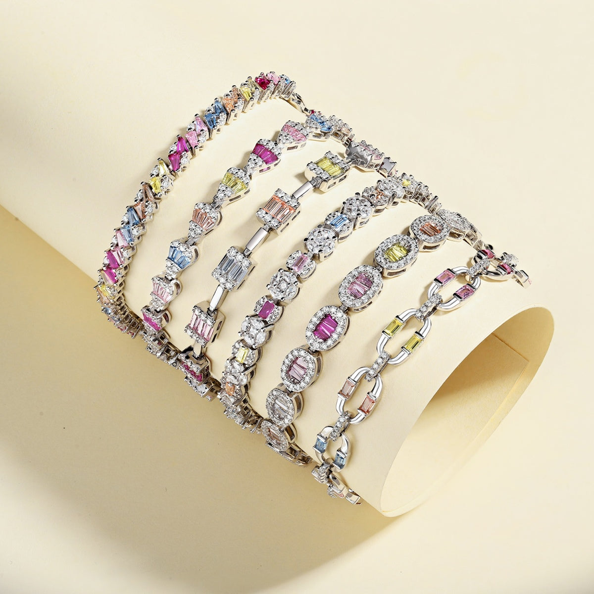 [Bijoux Regalia] Bracelet quotidien exquis en émeraude taillée ornée