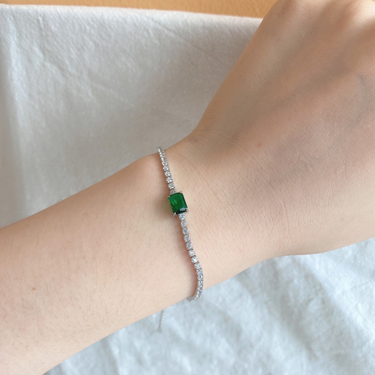 [Bijoux Regalia] Bracelet de banquet unique taille émeraude de 1,0 carat
