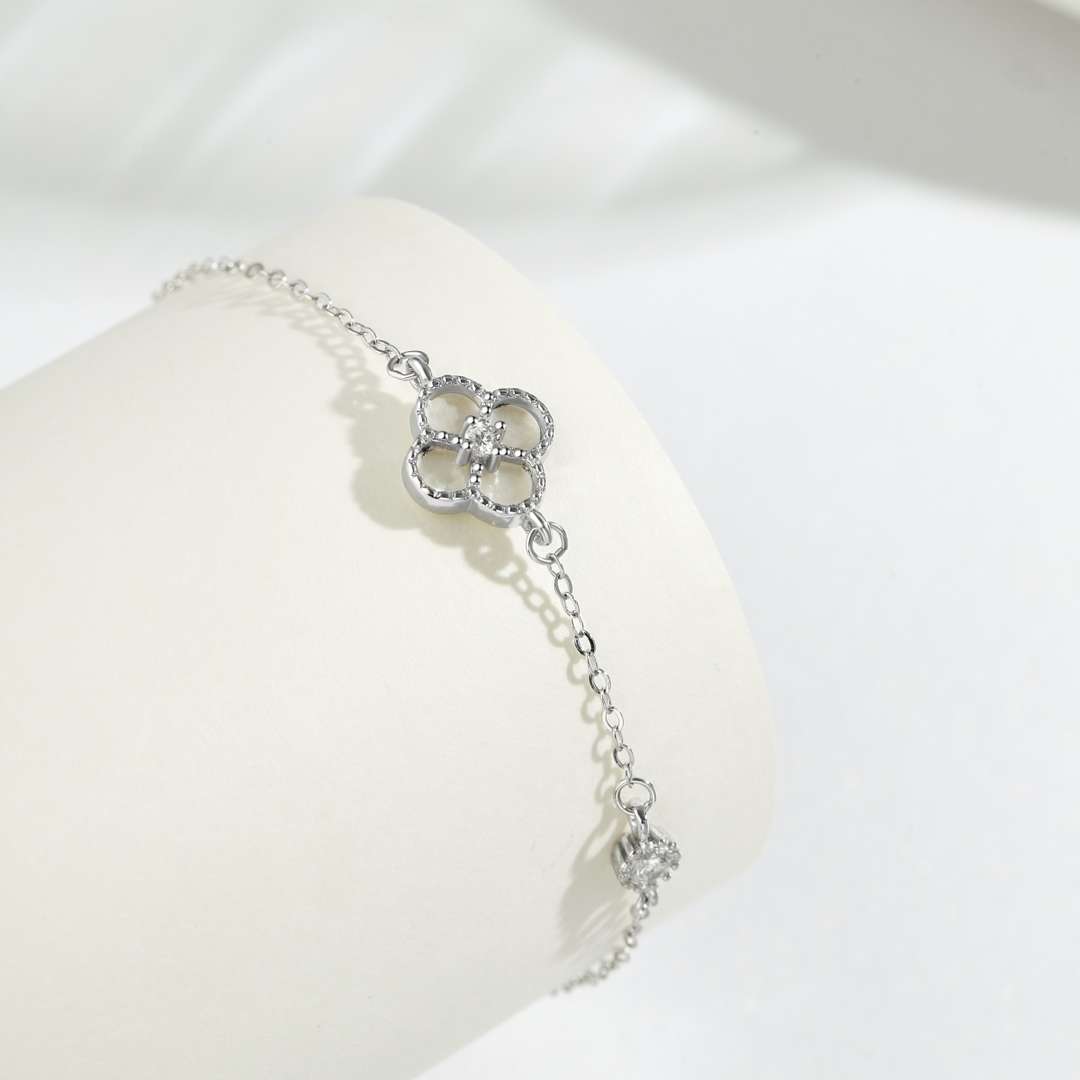 [Bijoux Regalia] Bracelet délicat trèfle à quatre feuilles