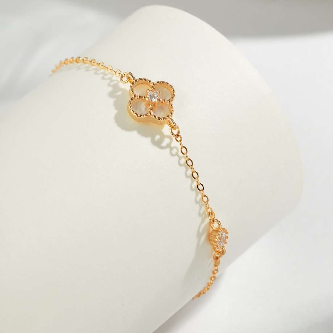 [Bijoux Regalia] Bracelet délicat trèfle à quatre feuilles