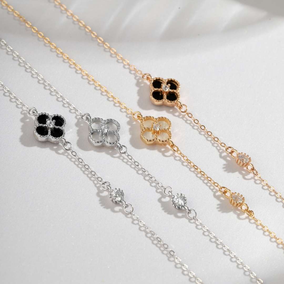 [Bijoux Regalia] Bracelet délicat trèfle à quatre feuilles