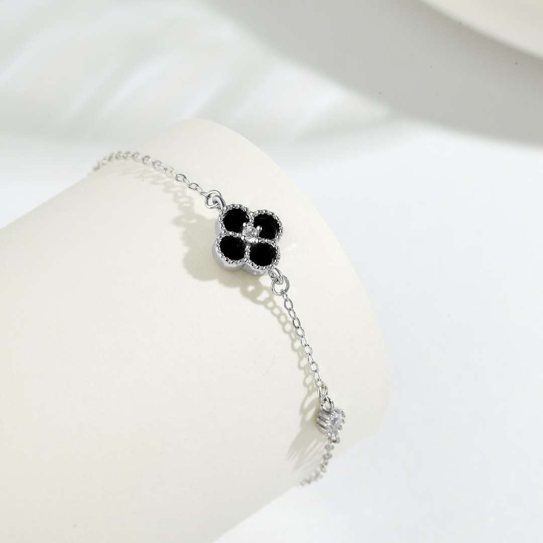 [Bijoux Regalia] Bracelet délicat trèfle à quatre feuilles