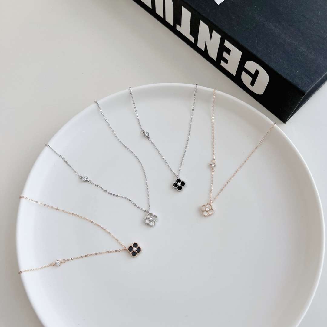 [Regalia jewelry]Delicate Flower Shape Necklace