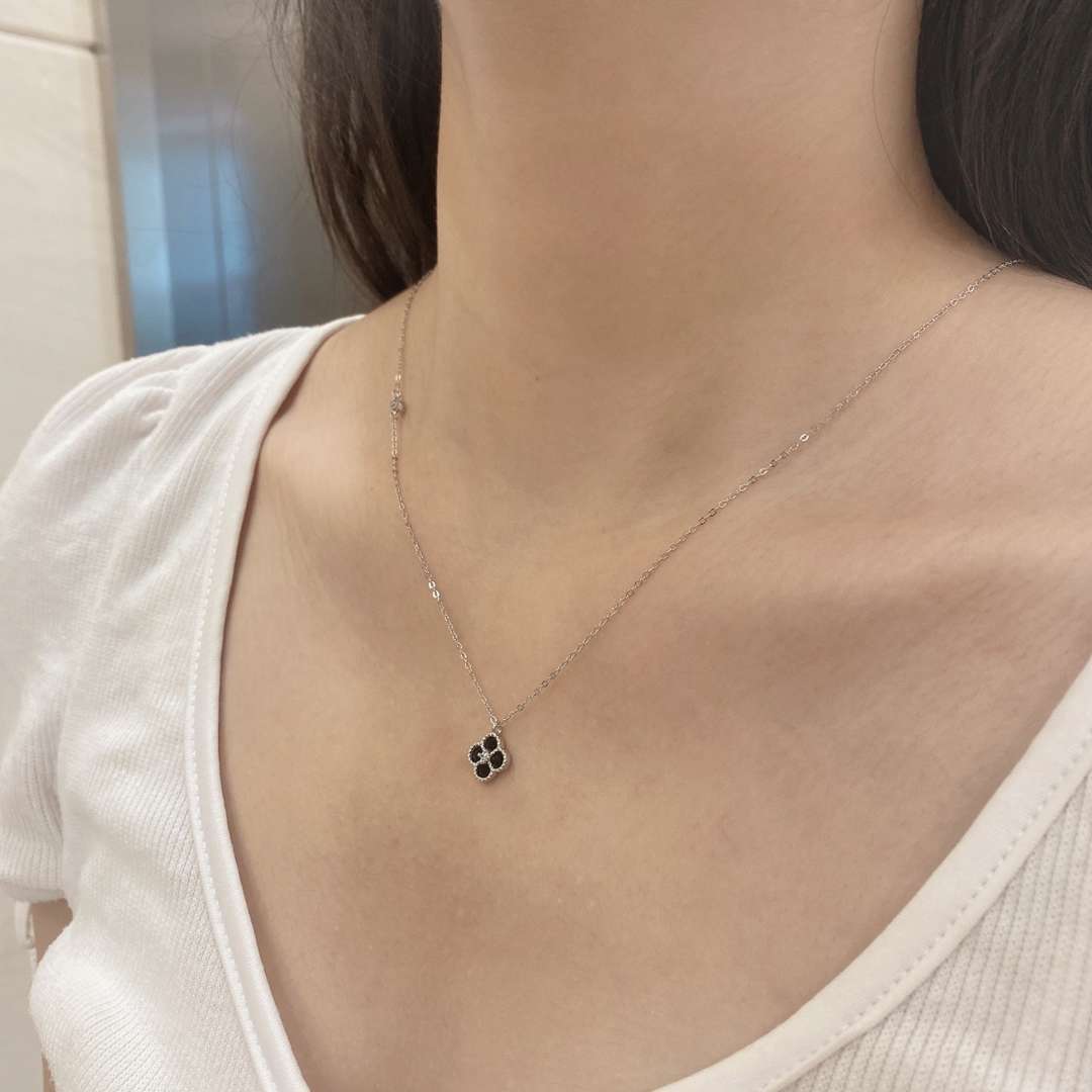 [Regalia jewelry]Delicate Flower Shape Necklace