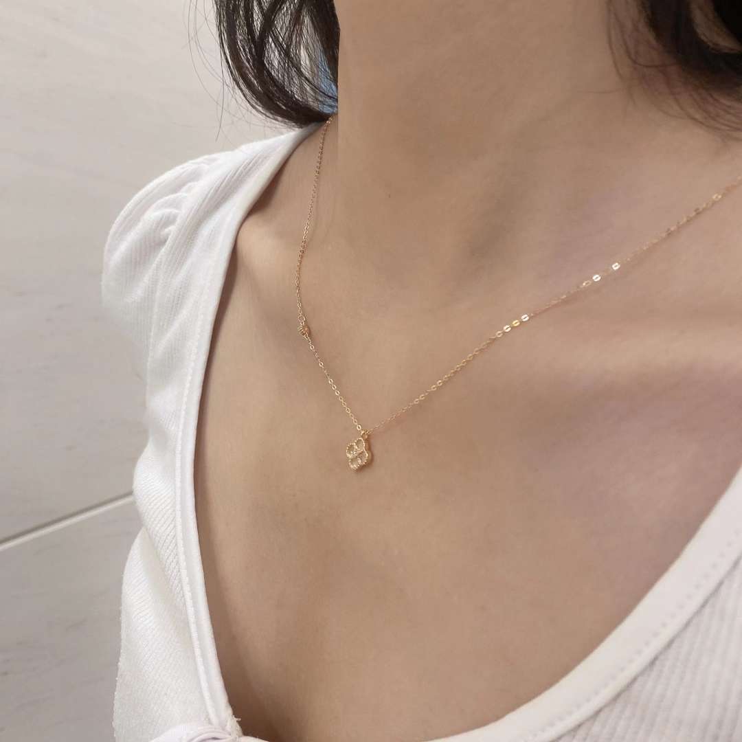 [Regalia jewelry]Delicate Flower Shape Necklace