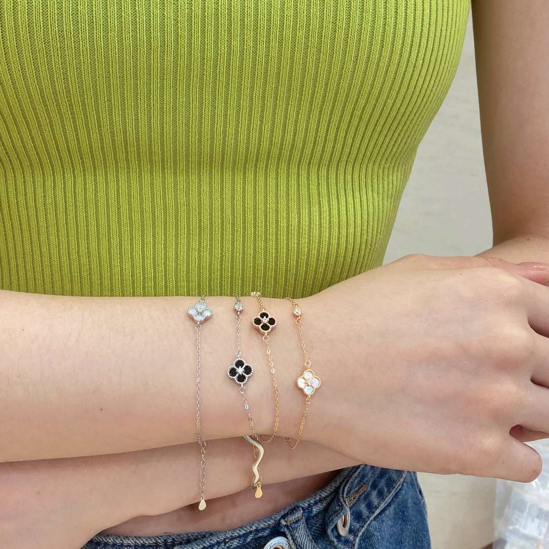 [Bijoux Regalia] Bracelet délicat trèfle à quatre feuilles
