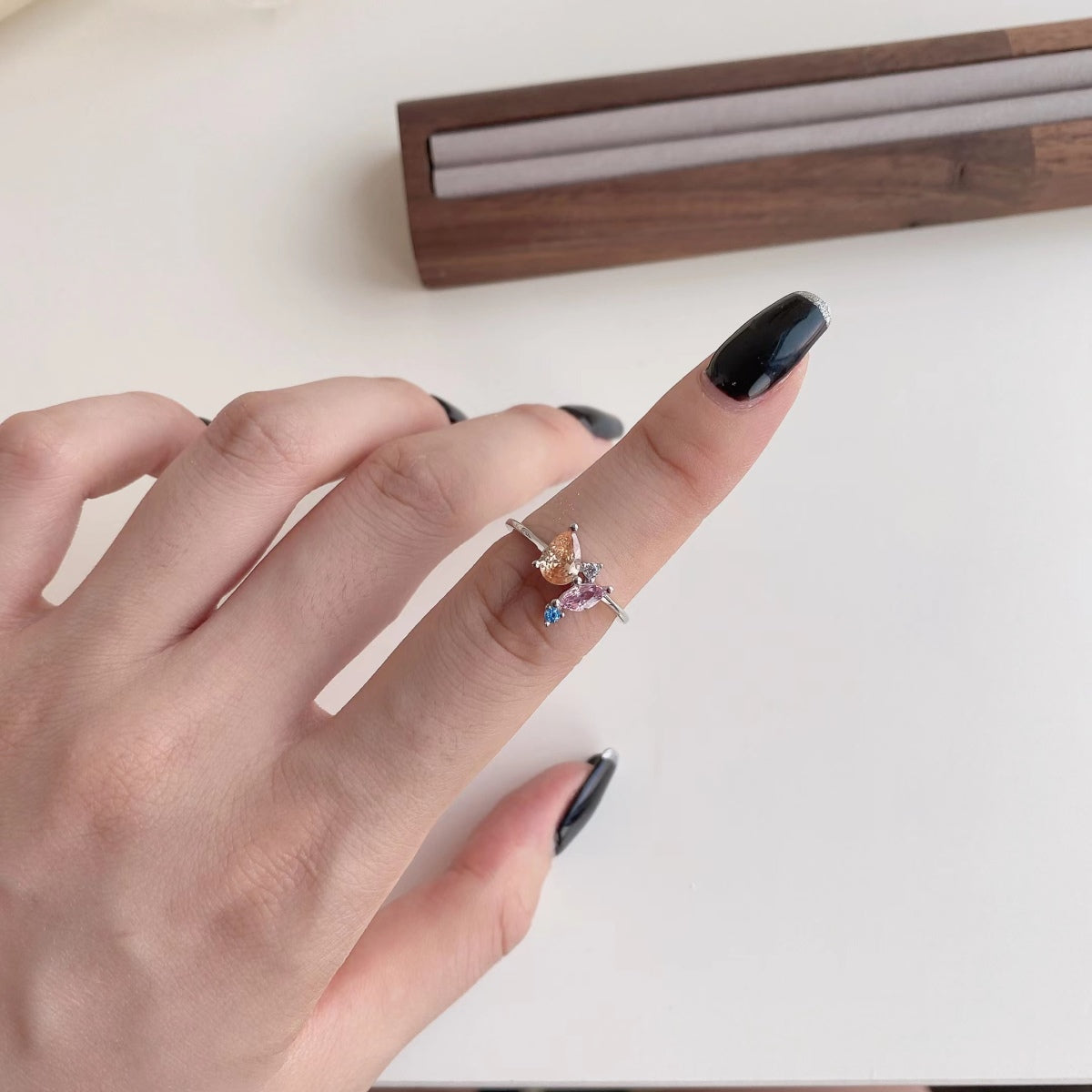 [Joyas Regalia] Anillo multicorte colorido y radiante para uso diario