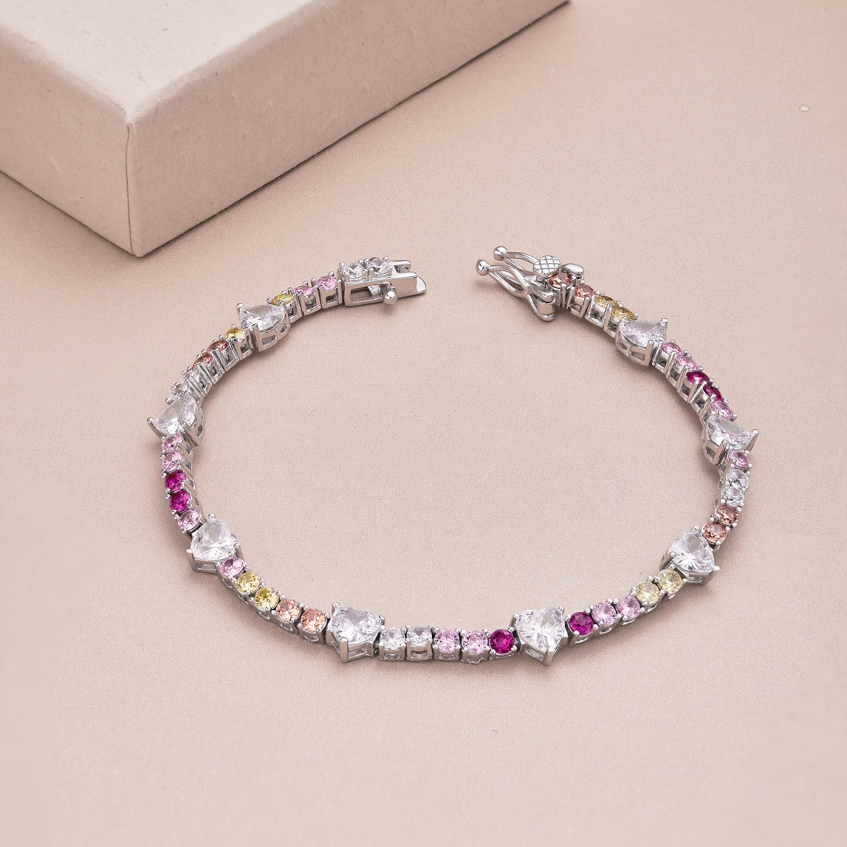 [Bijoux Regalia] Bracelet romantique en forme de cœur avec coupe ronde