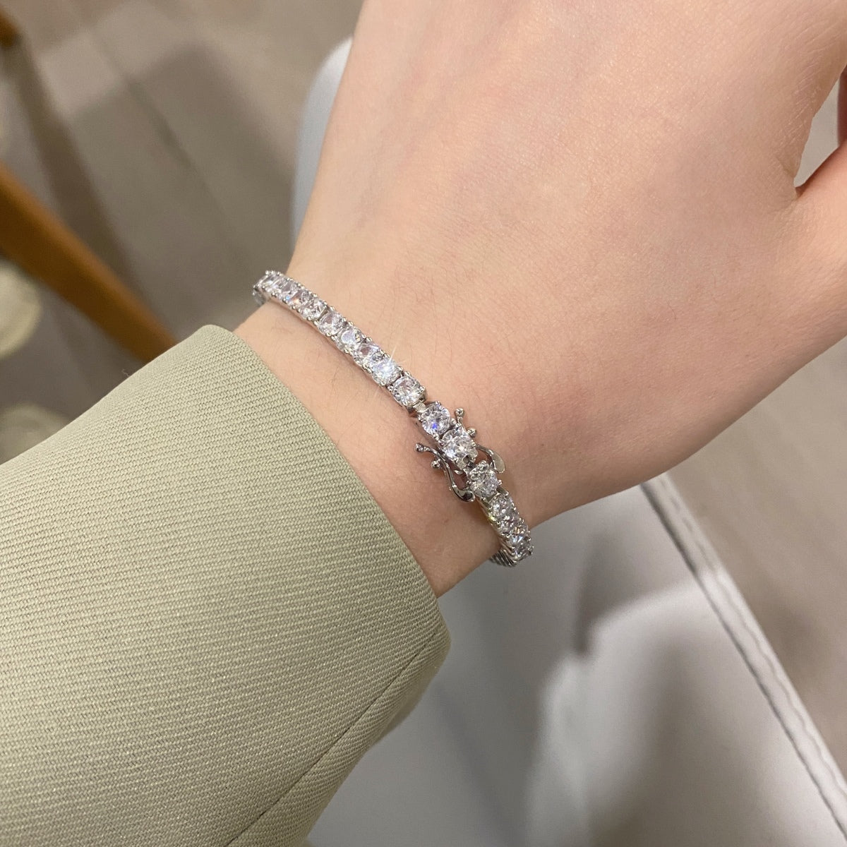 [Bijoux Regalia] Bracelet de tennis luxueux à coupe ronde ornée