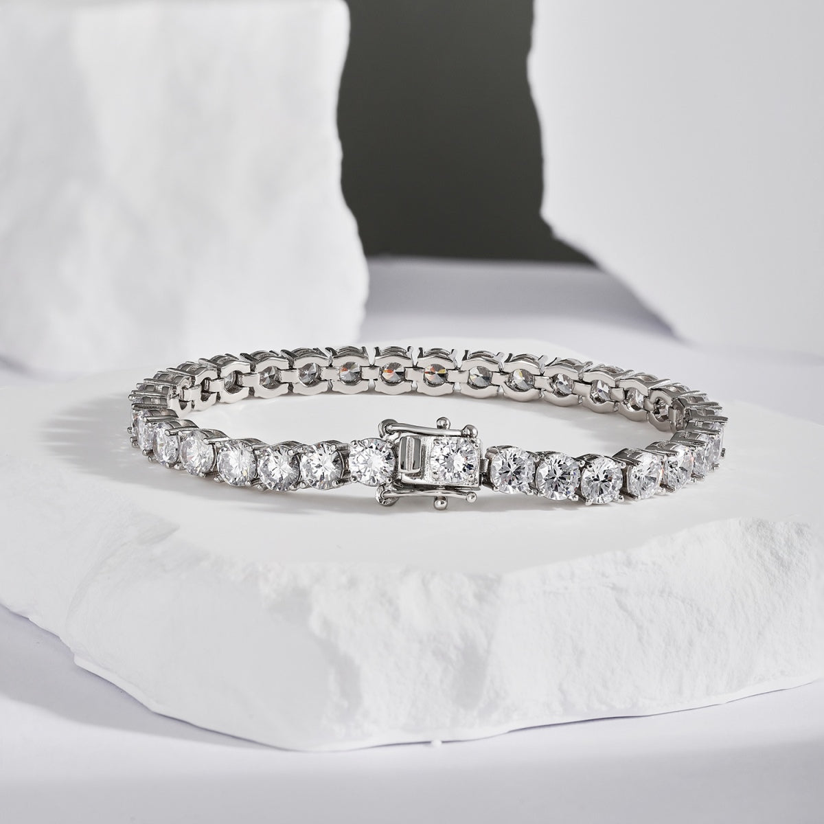 [Bijoux Regalia] Bracelet de mariage rond orné et scintillant