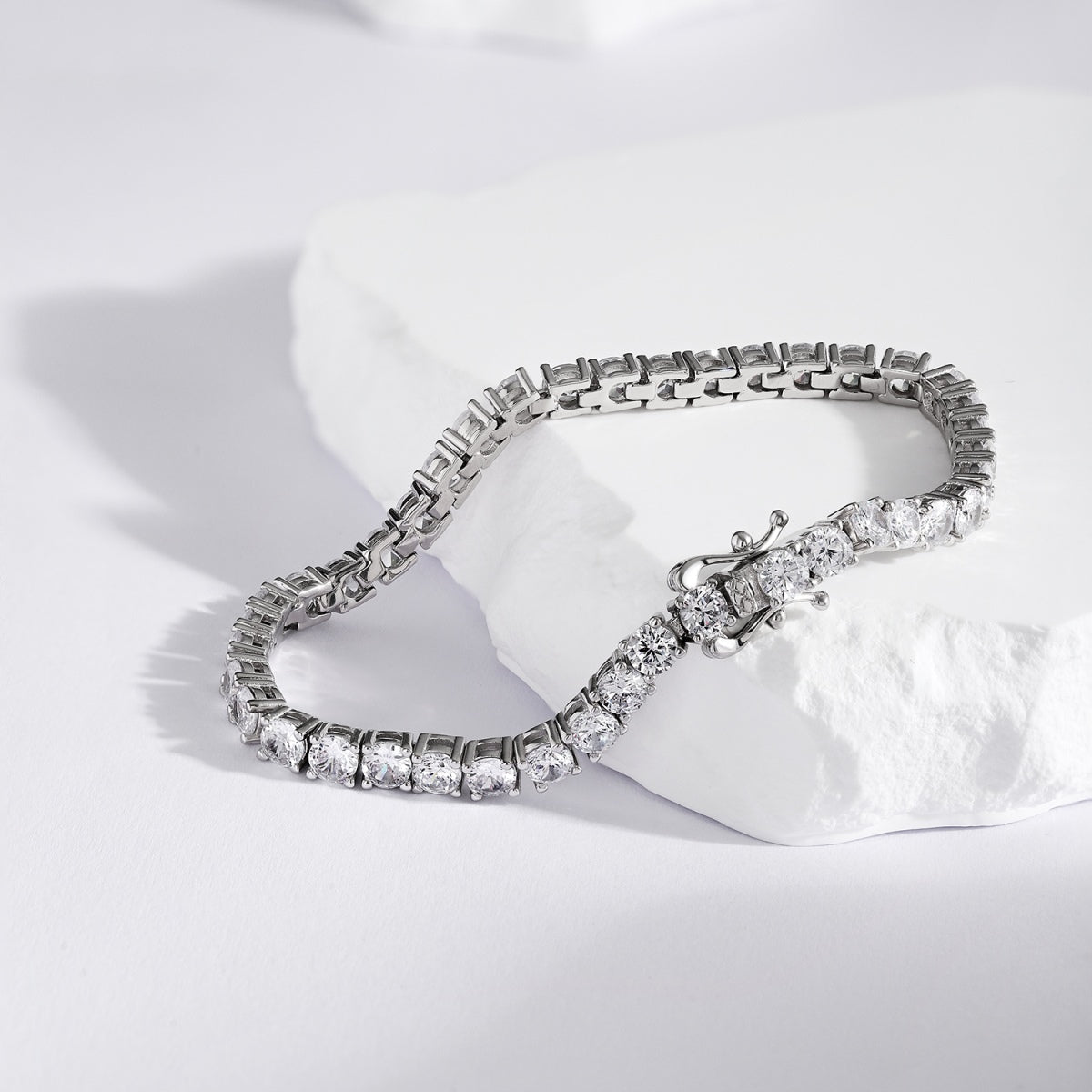 [Bijoux Regalia] Bracelet de tennis luxueux à coupe ronde ornée