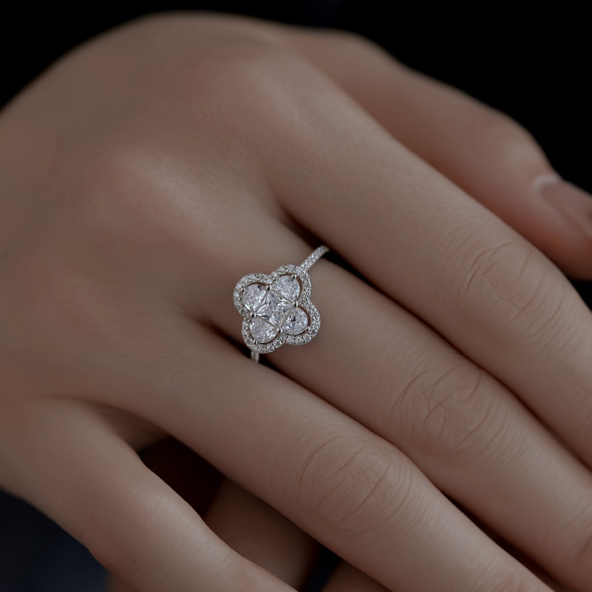 [Joyas Regalia] Lujoso anillo de banquete con forma de flor de la eternidad