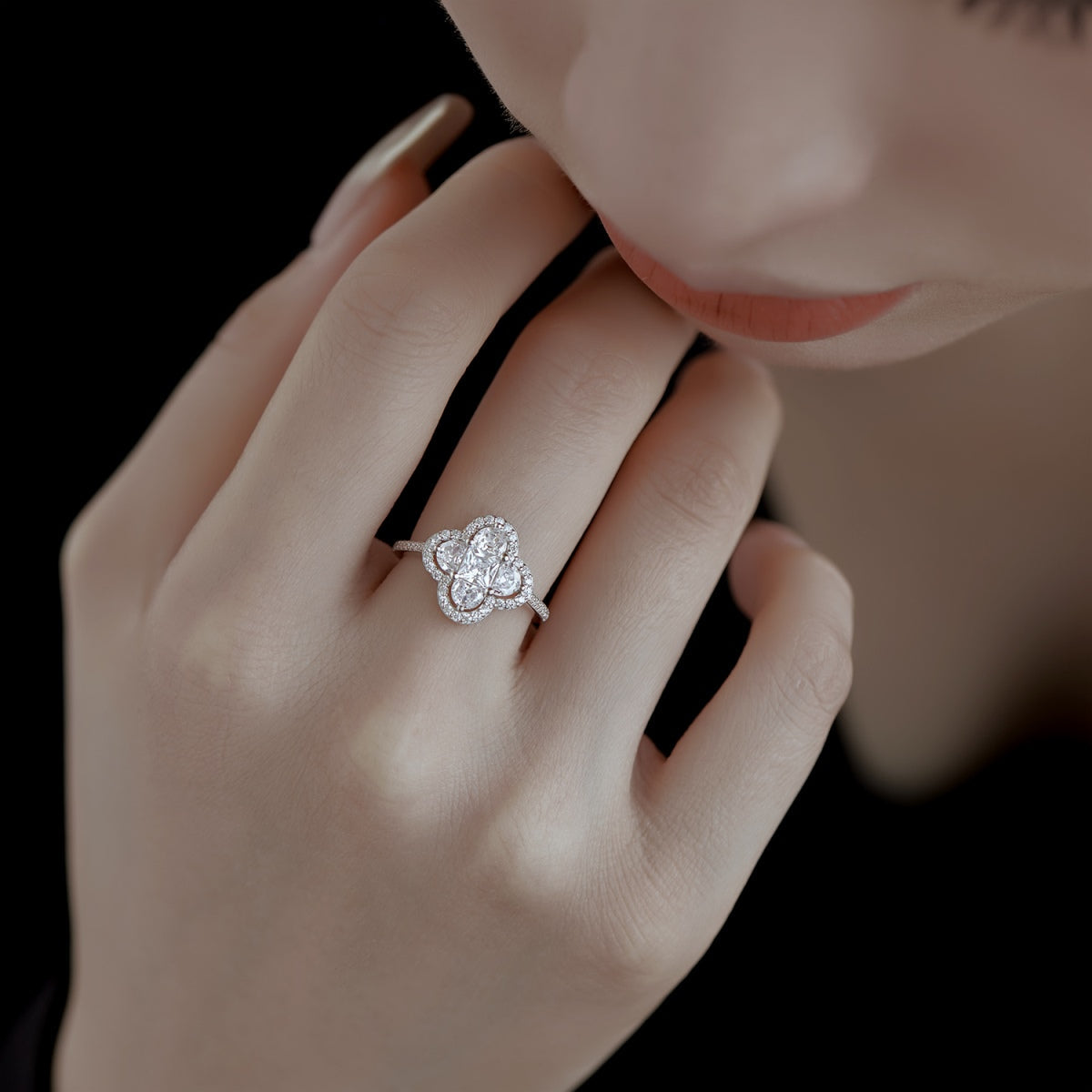 [Joyas Regalia] Lujoso anillo de banquete con forma de flor de la eternidad