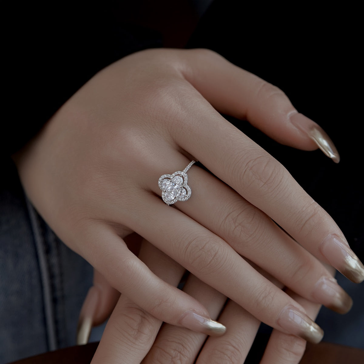 [Joyas Regalia] Lujoso anillo de banquete con forma de flor de la eternidad