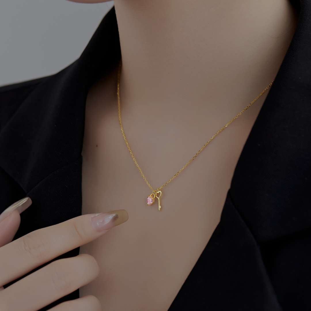 [Regalia jewelry]Unique Heart Shape Key Pendent Necklace