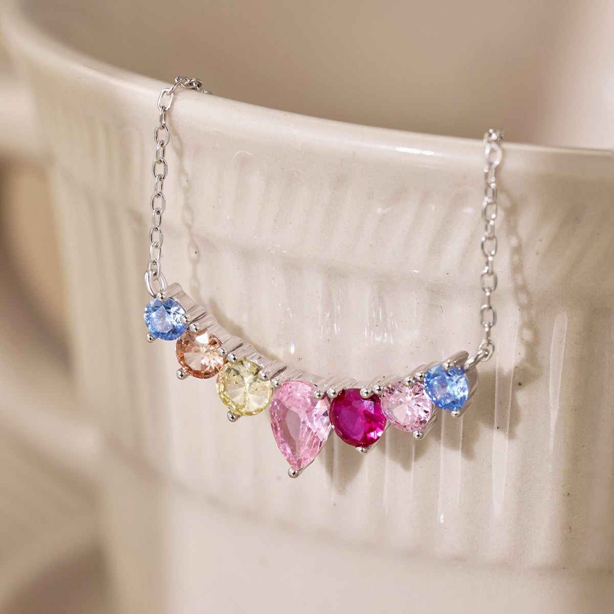 [Joyas Regalia] Delicado collar de corazón colorido