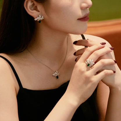 [Regalia jewelry]Luxurious Flower Shape Emerald Cut Necklace