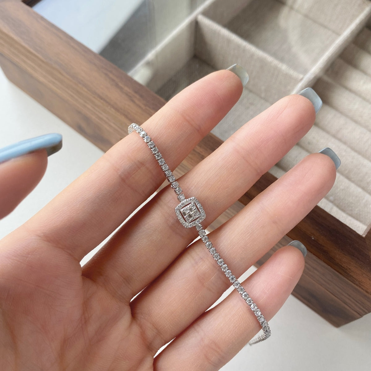[Bijoux Regalia] Bracelet de banquet luxueux et éblouissant de forme carrée