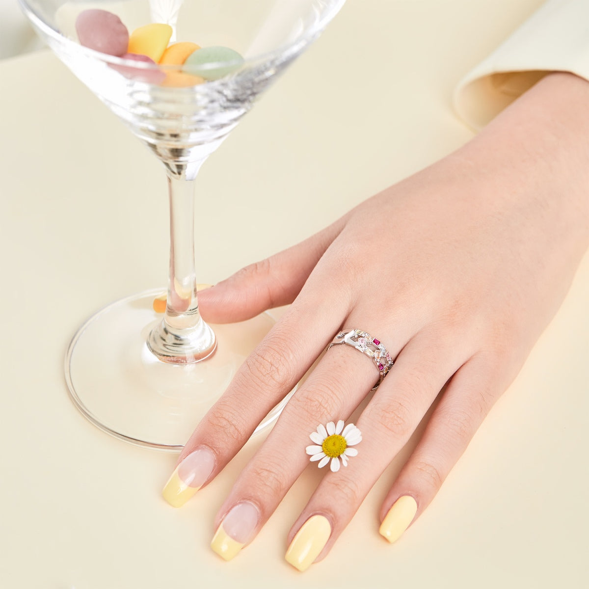 [Joyas Regalia] Anillo diario con corte esmeralda vibrante y brillante