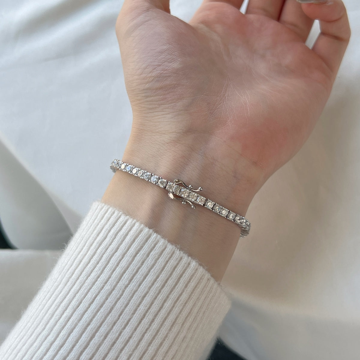 [Bijoux Regalia] Bracelet de tennis délicat et charmant à coupe ronde