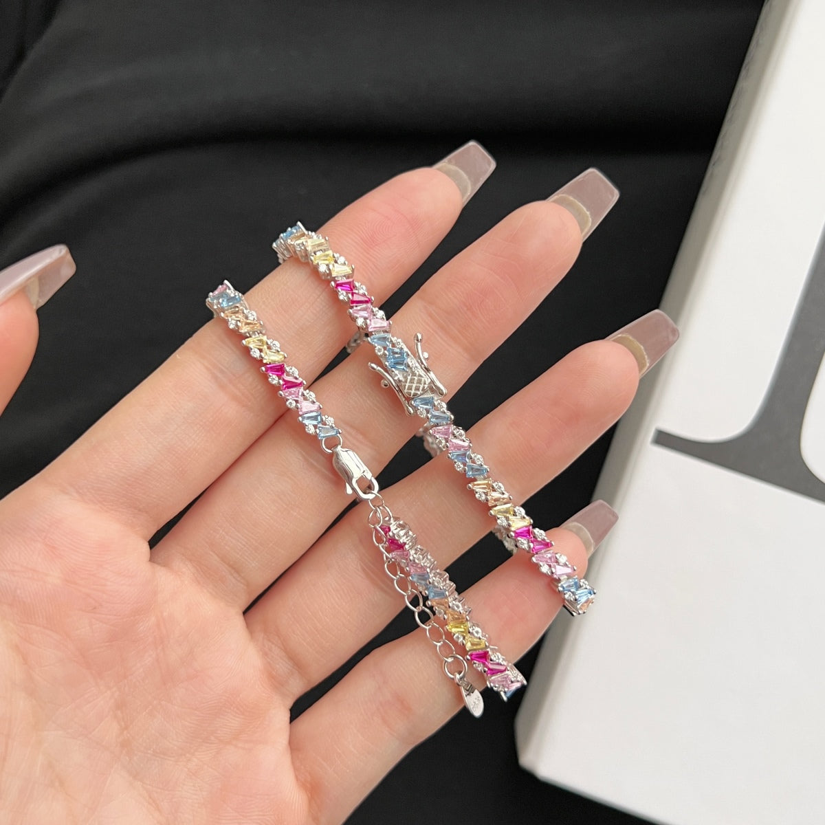 [Bijoux Regalia] Bracelet de fête orné et scintillant à plusieurs coupes