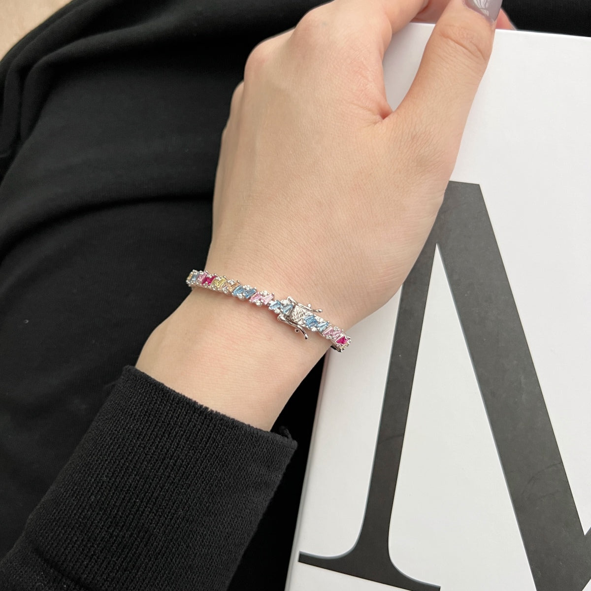 [Bijoux Regalia] Bracelet de fête orné et scintillant à plusieurs coupes