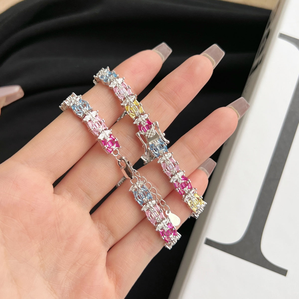 [Bijoux Regalia] Bracelet de fête délicat et coloré à plusieurs coupes
