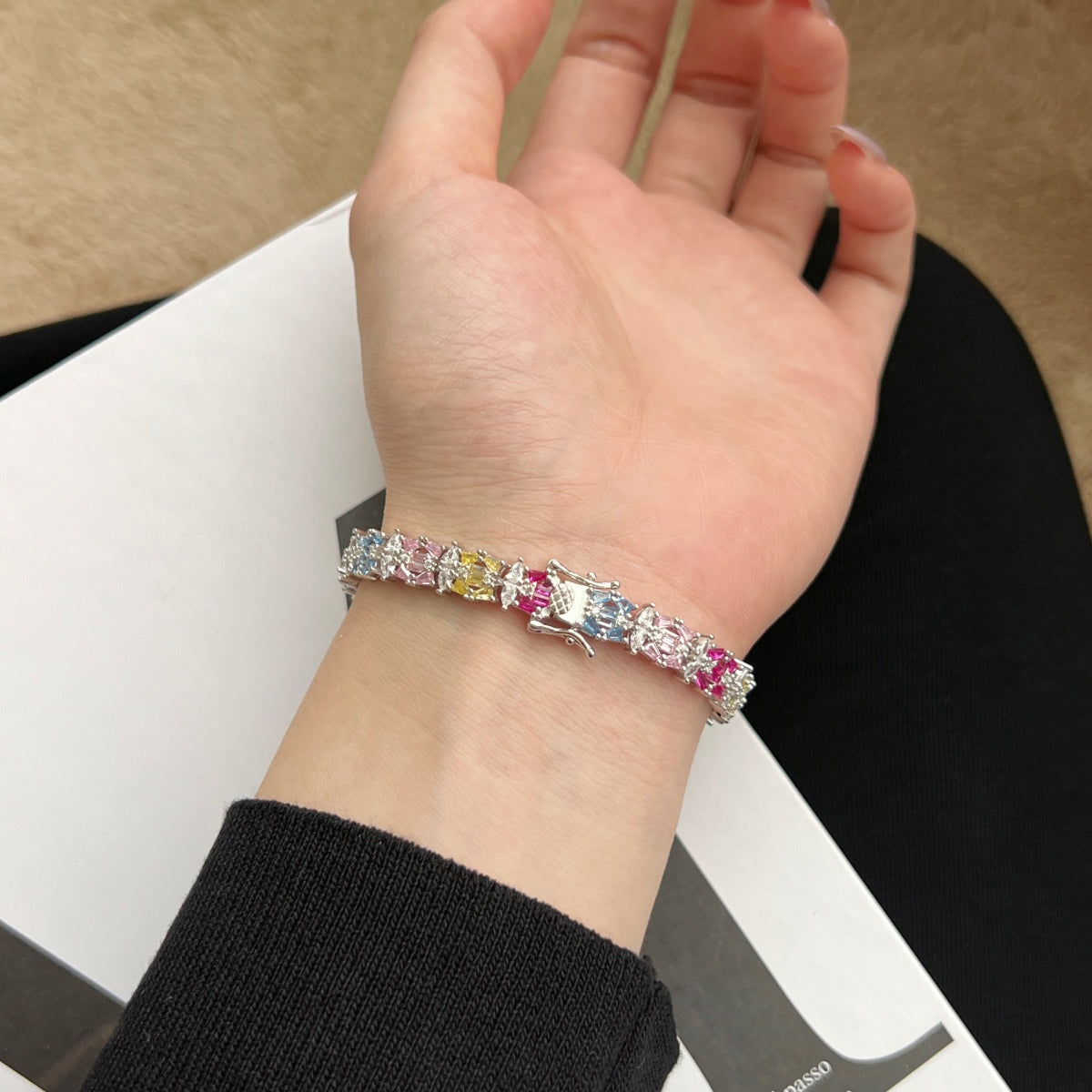 [Bijoux Regalia] Bracelet de fête délicat et coloré à plusieurs coupes