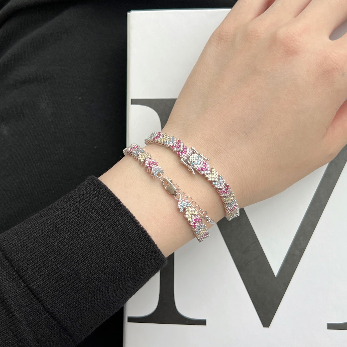 [Bijoux Regalia] Bracelet de fête rond scintillant et orné