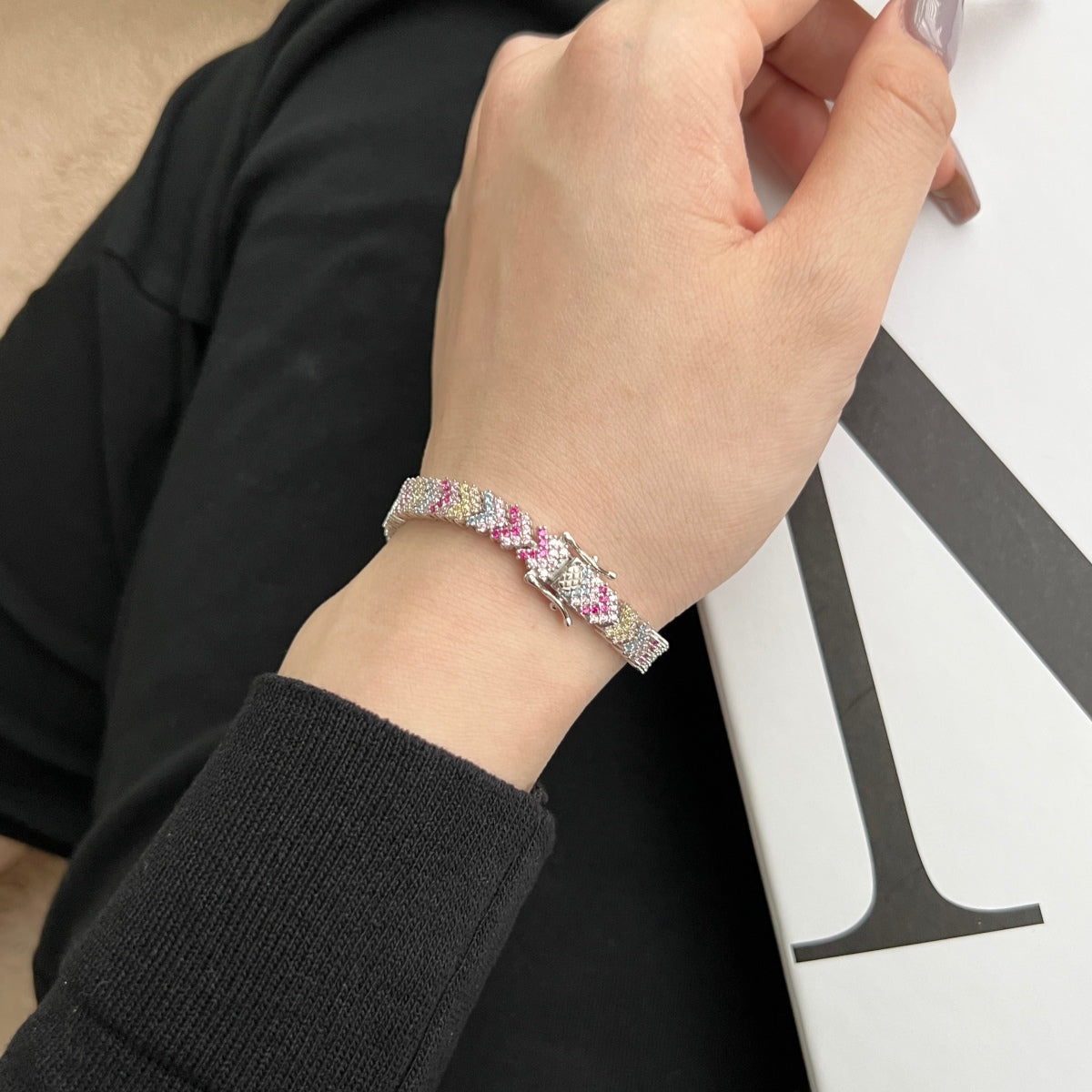 [Bijoux Regalia] Bracelet de fête rond scintillant et orné