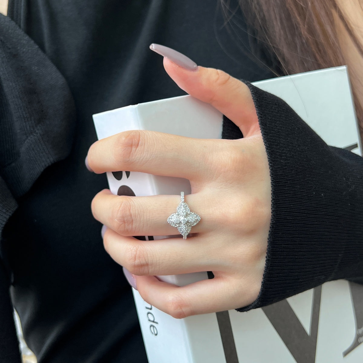 [Joyas Regalia] Anillo de banquete lujoso con forma de flor colorida