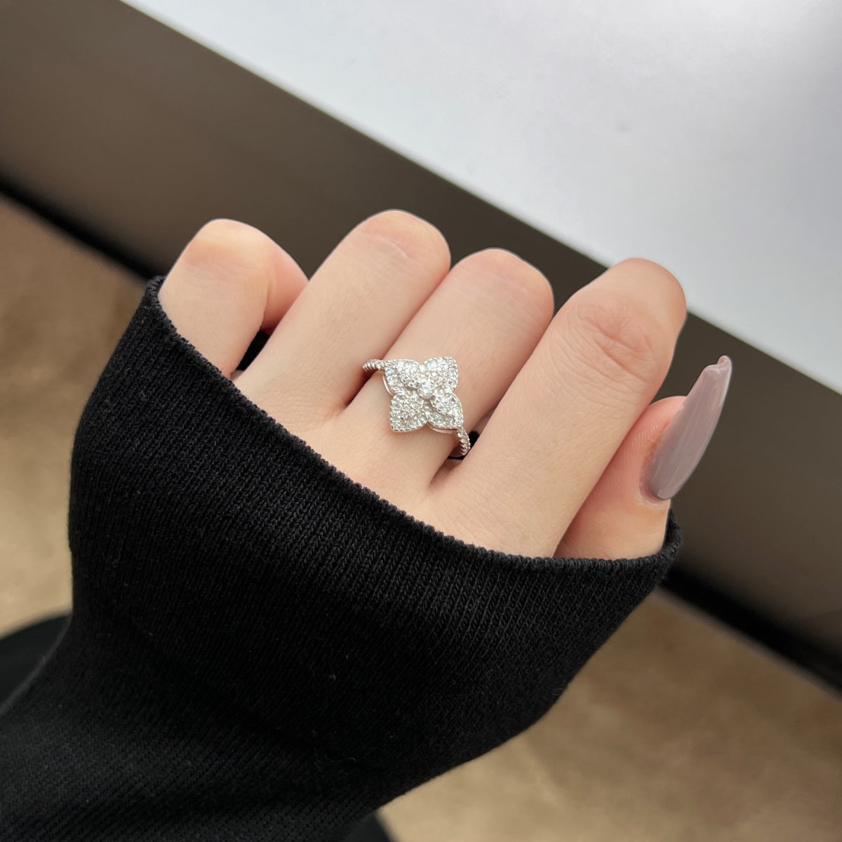 [Joyas Regalia] Anillo de banquete lujoso con forma de flor colorida