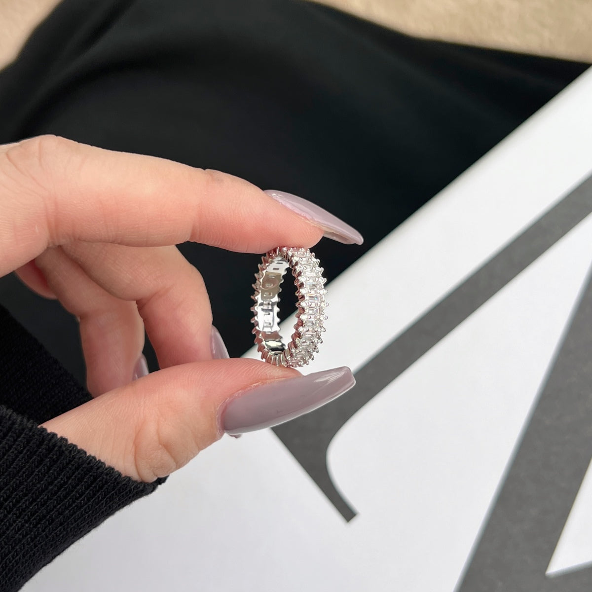 [Joyas Regalia] Anillo de cóctel con corte esmeralda adornado y llamativo