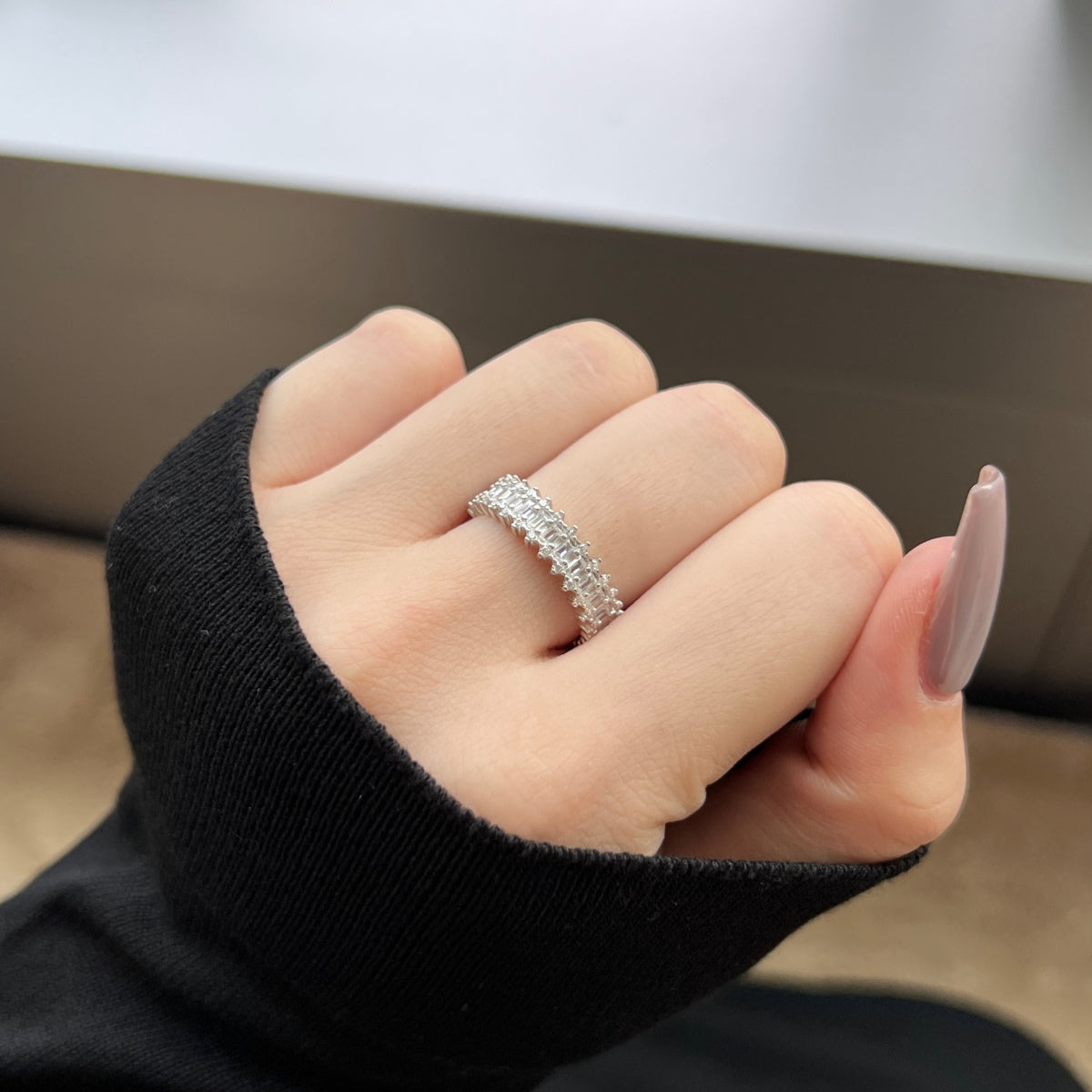 [Joyas Regalia] Anillo de cóctel con corte esmeralda adornado y llamativo
