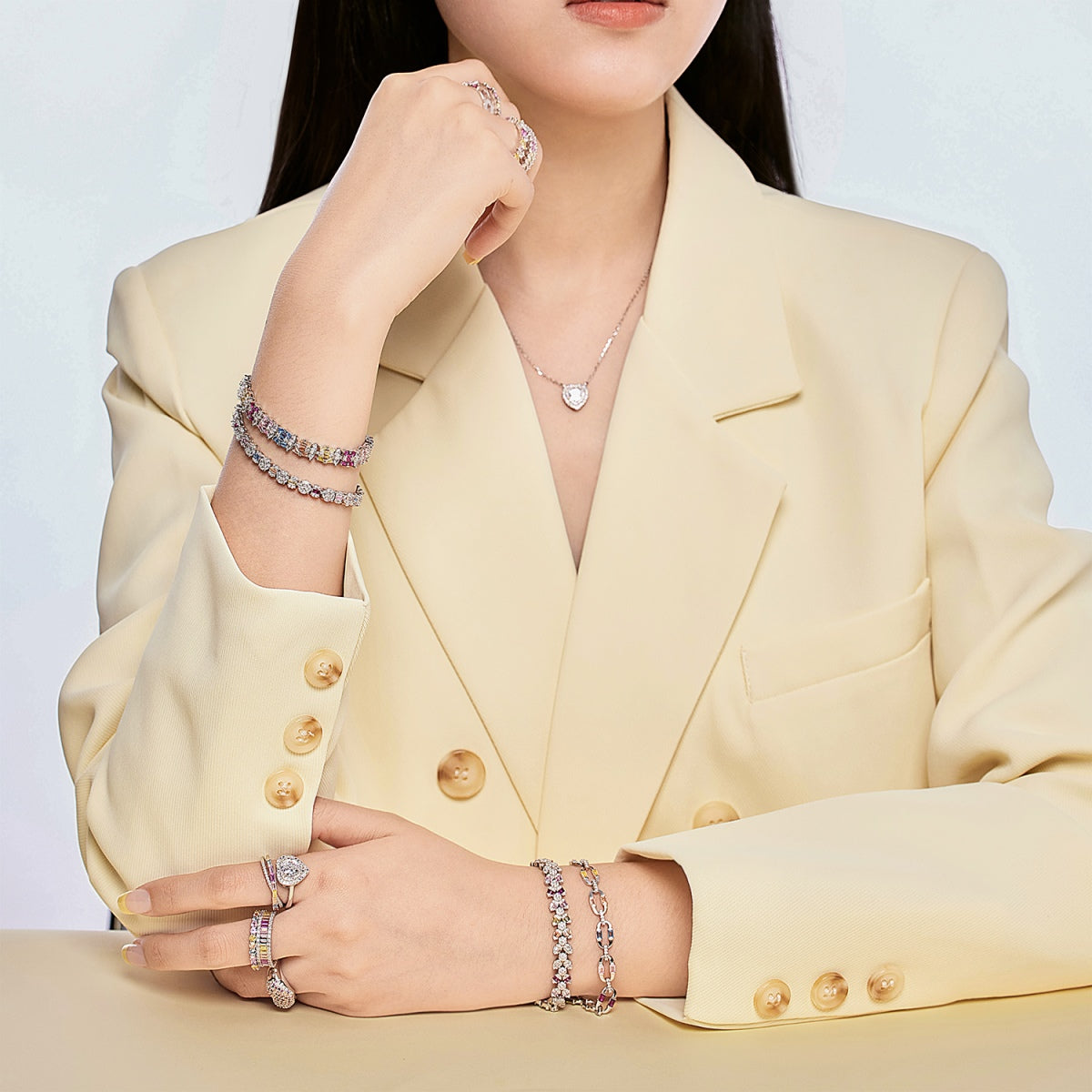 [Bijoux Regalia] Bracelet de fête délicat et coloré à plusieurs coupes