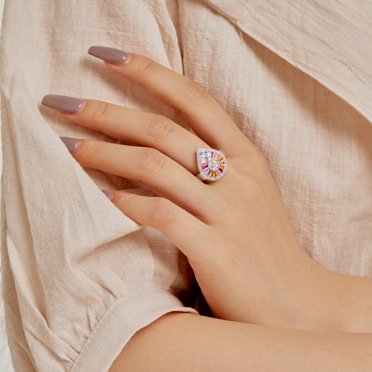 [Joyas Regalia] Elegante anillo de banquete con forma de gota de agua de colores
