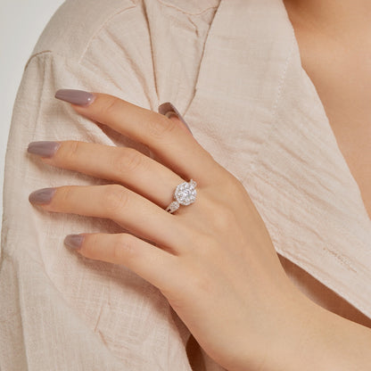 [Joyas Regalia] Anillo de bodas con delicados y coloridos detalles en forma de flor tallada en forma redonda.