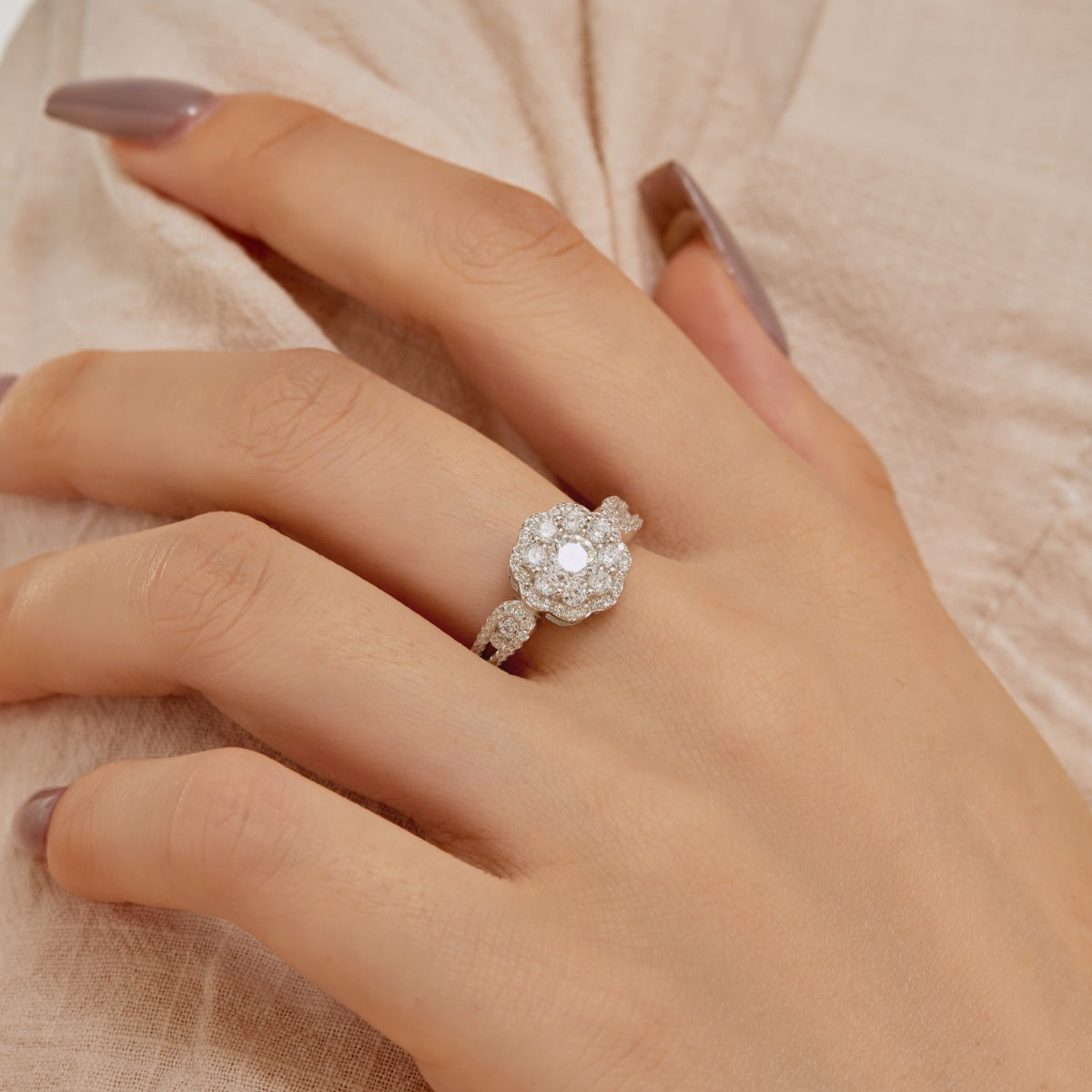[Joyas Regalia] Anillo de bodas con delicados y coloridos detalles en forma de flor tallada en forma redonda.