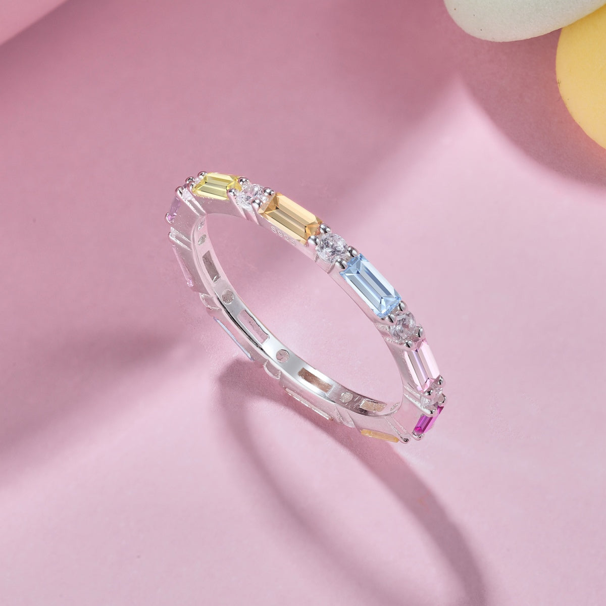 [Joyas Regalia] Anillo diario elegante con corte radiante y vibrante en tonos vibrantes