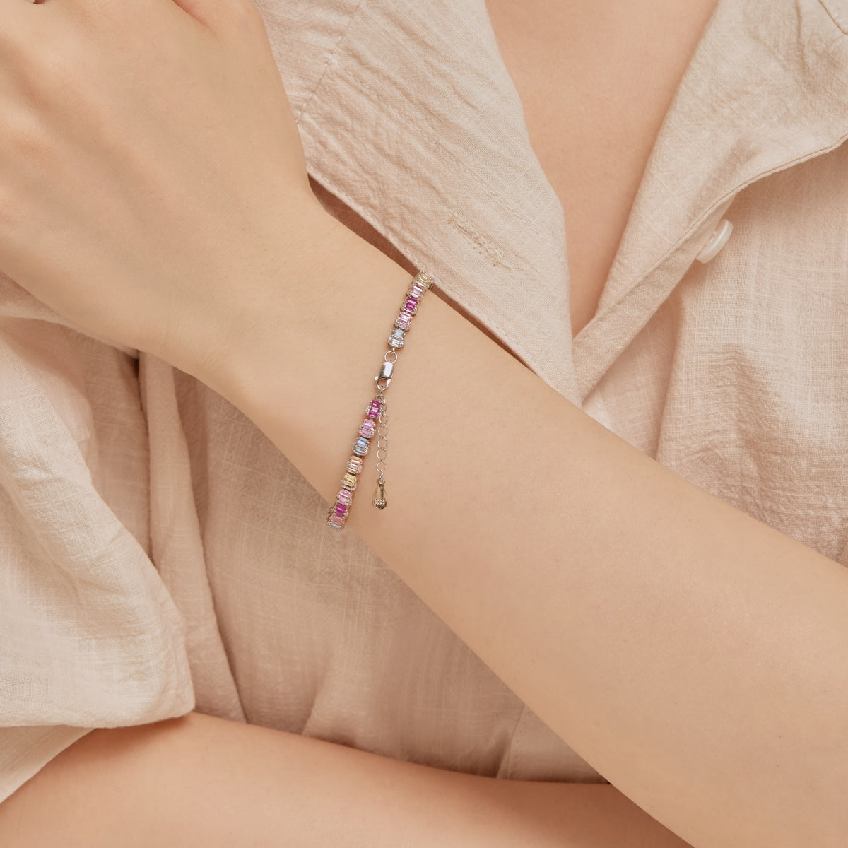 [Bijoux Regalia] Bracelet de fête délicat et coloré en émeraude taillée
