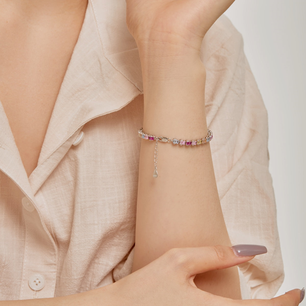 [Bijoux Regalia] Bracelet de fête délicat et coloré en émeraude taillée