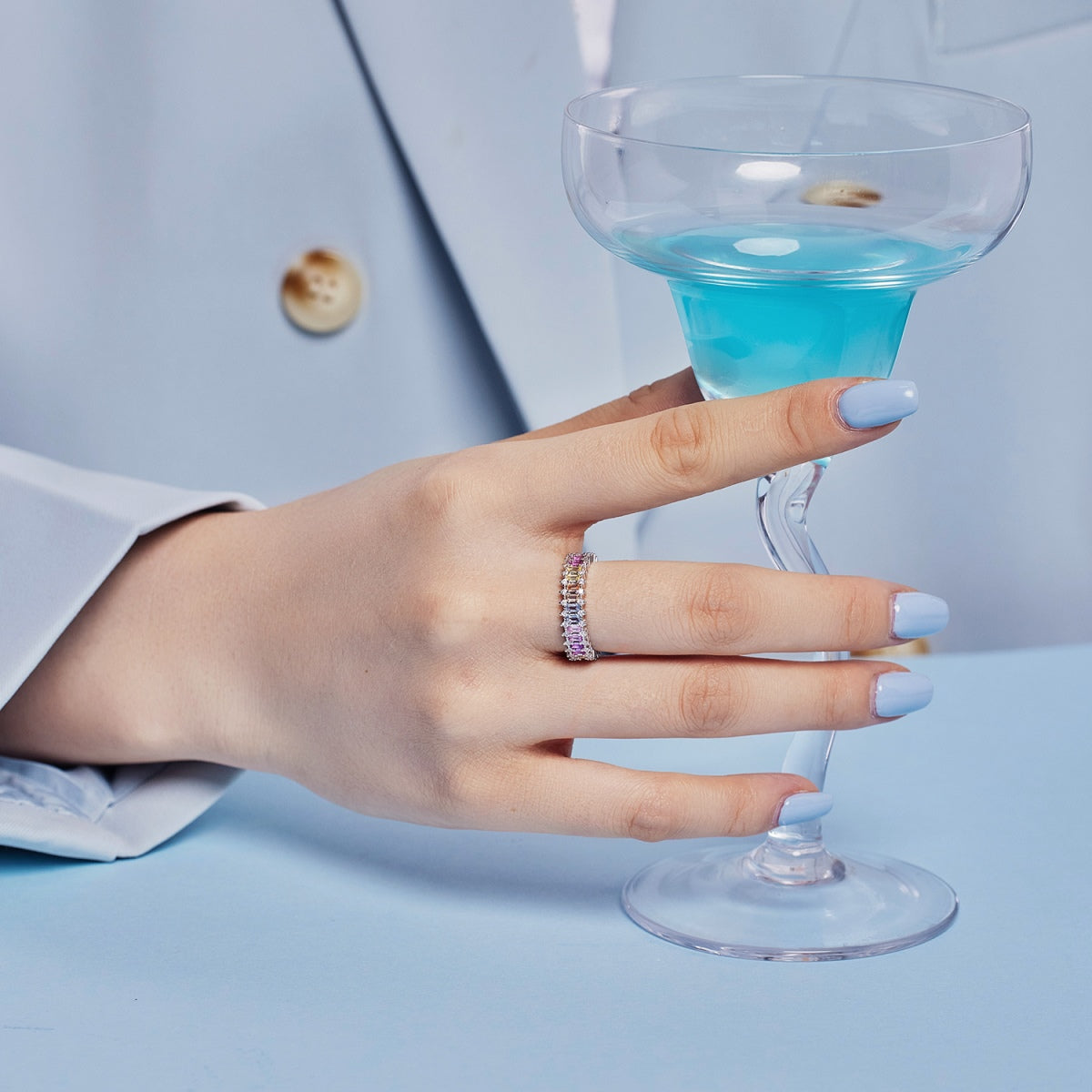 [Joyas Regalia] Anillo de cóctel con corte esmeralda adornado y llamativo