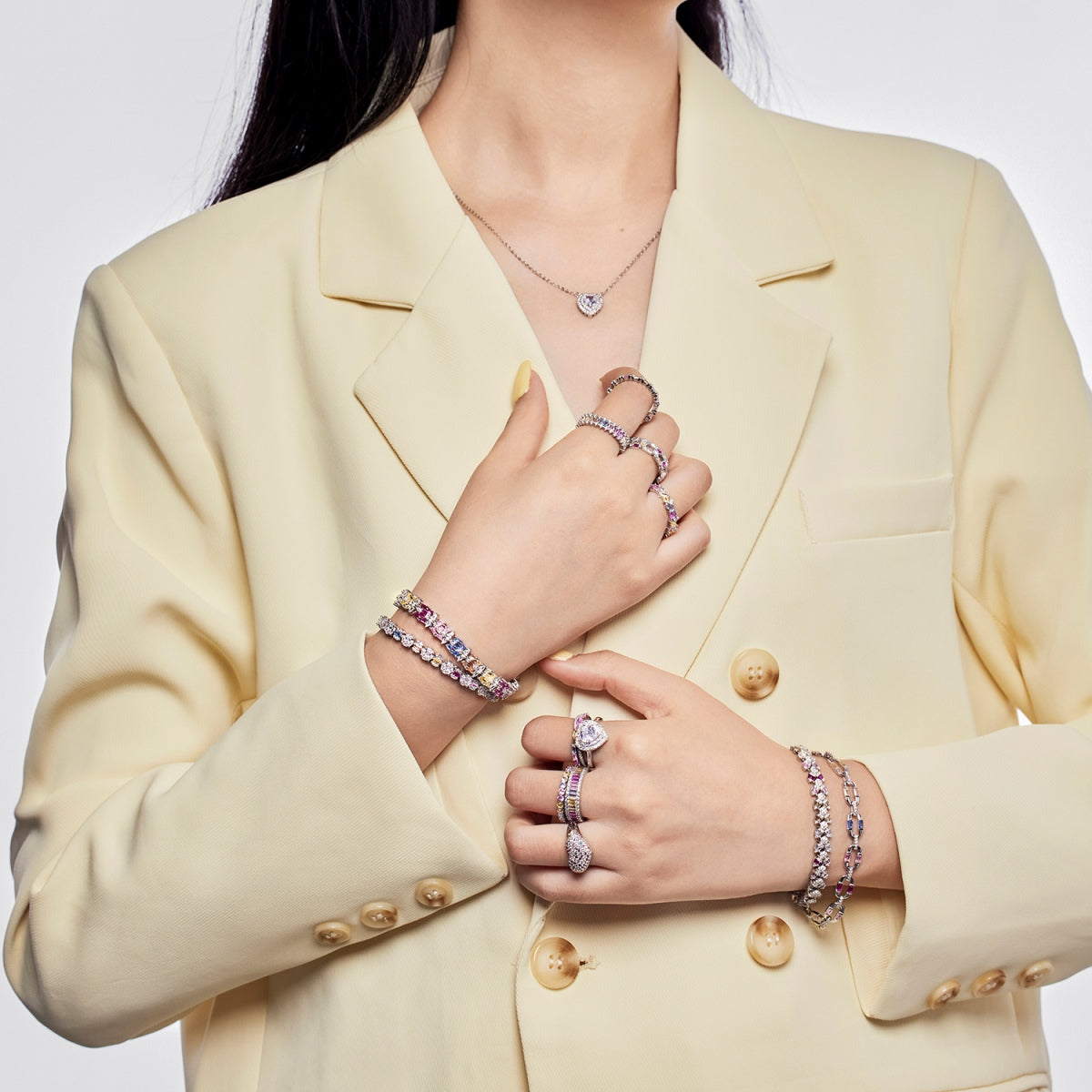 [Joyas Regalia] Anillo de cóctel con corte esmeralda adornado y llamativo