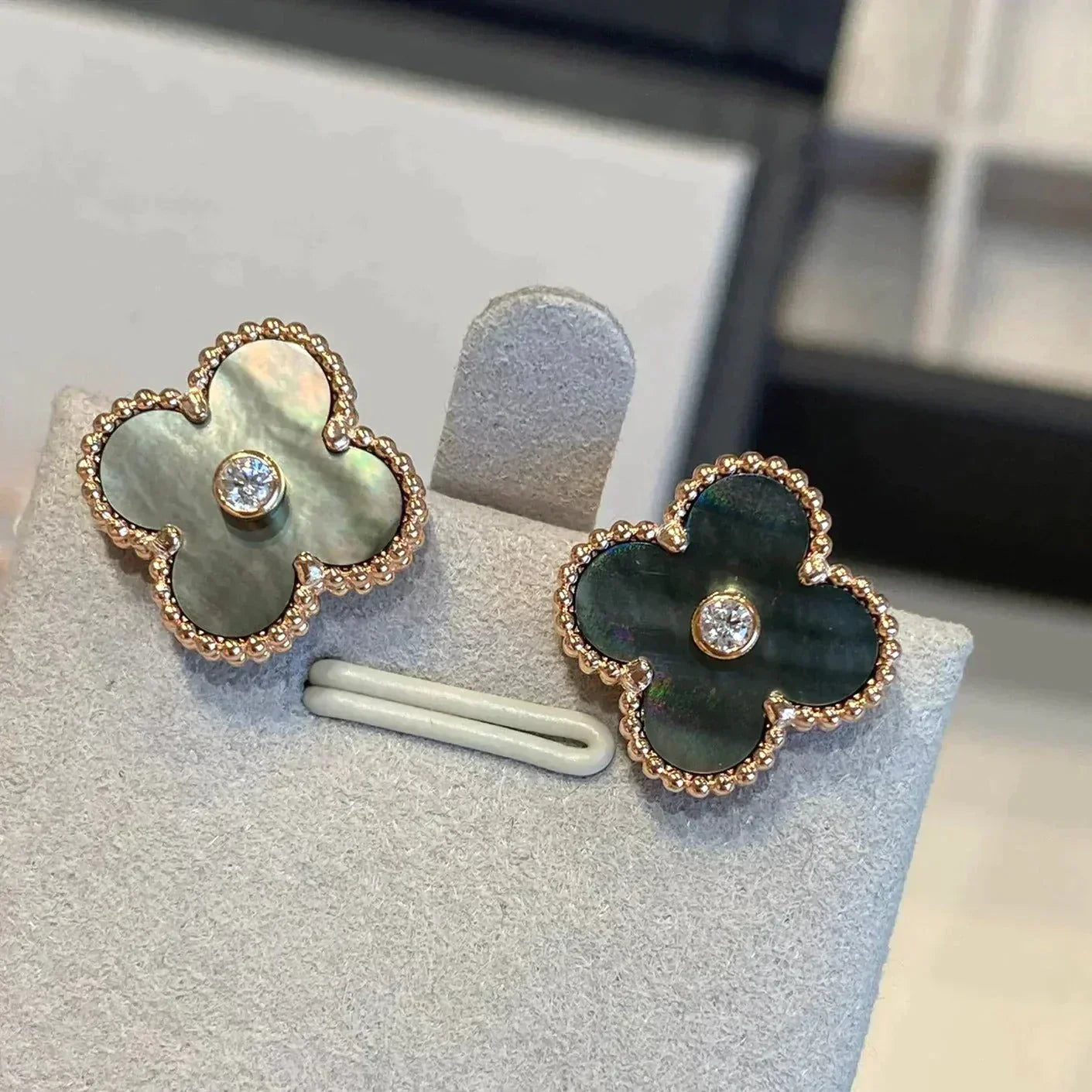 [Regalia jewelry]CLOVER MEDIUM 1 MOTIFS GRAY MOP  DIAMOND EARRINGS